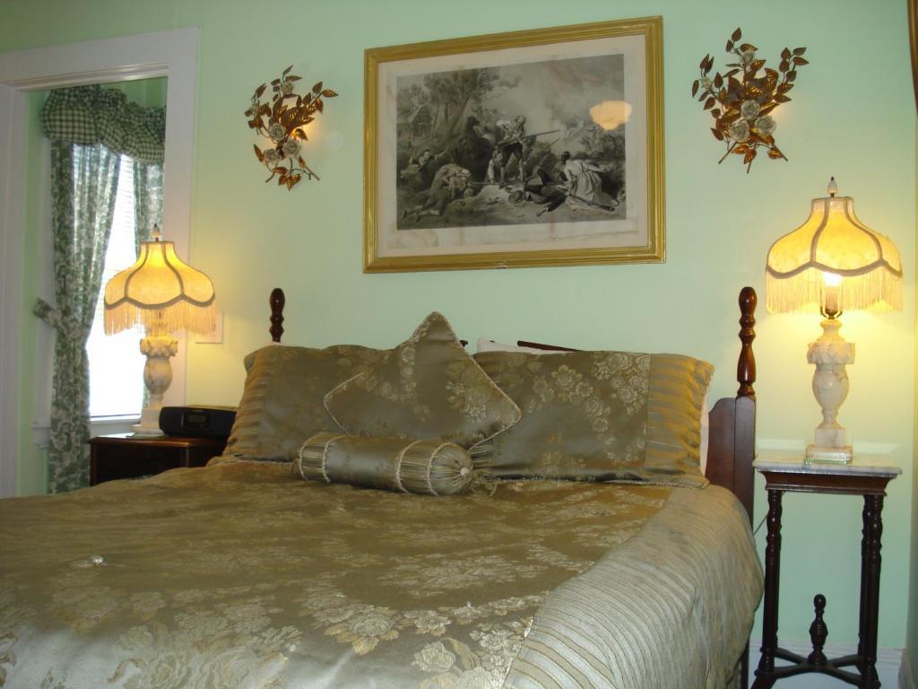 The Bradford Carver Guest House Provincetown Room photo